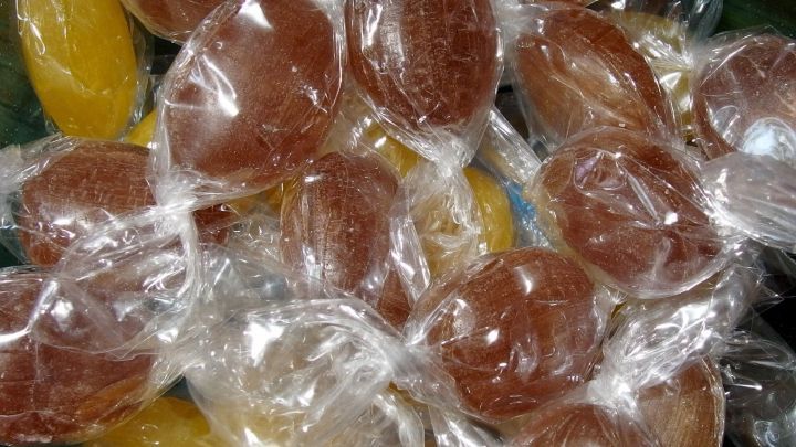 S&uuml;&szlig;e Bonbons liegen in durchsichtigen T&uuml;ten und warten darauf, gegen Schluckauf eingesetzt zu werden.