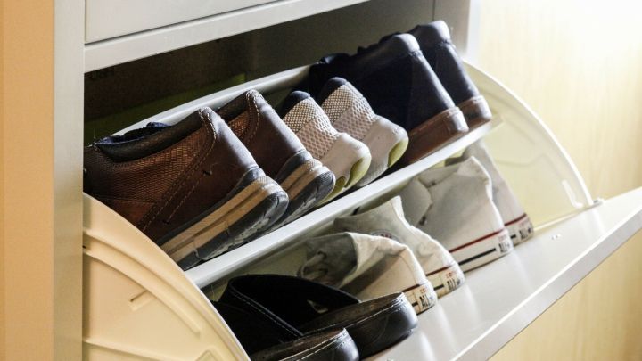 Ein Schuhschrank mit ordentlich aufgereihten, sauberen Schuhen sorgt für frischen Duft und Ordnung im Raum.