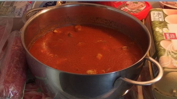 Ein gro&szlig;er Topf mit vorgekochter Suppe steht im K&uuml;hlschrank, um die Haltbarkeit von Lebensmitteln zu verl&auml;ngern.