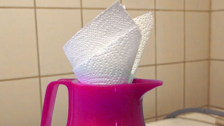 Eine pinke Thermoskanne steht in einer K&uuml;che und wird mit Zewa-T&uuml;chern zur Reinigung verwendet.