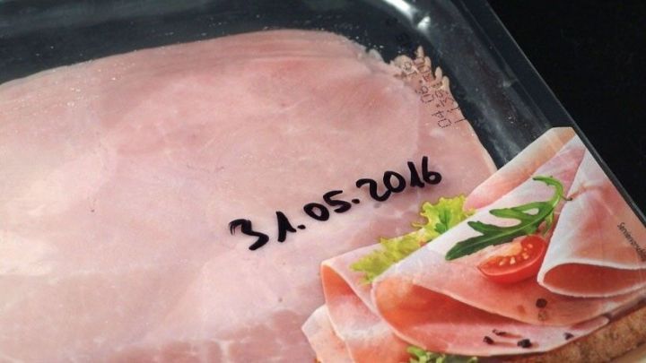 Auf einem Verpackungsetikett von Aufschnitt steht das Haltbarkeitsdatum "31.05.2016" deutlich sichtbar.