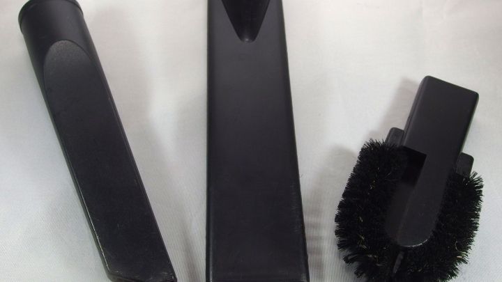 Drei schwarze Staubsauger-Aufs&auml;tze liegen auf einer wei&szlig;en Oberfl&auml;che, bereit zur Verwendung f&uuml;r die Reinigung von verschiedenen Oberfl&auml;chen.