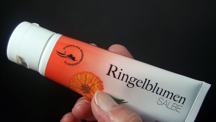 Die Maske otbeliwajuschtschaja die Gesichtshaut