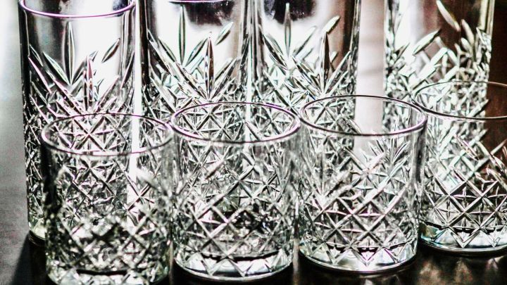 Sch&ouml;ne, verkalkte Gl&auml;ser stehen nebeneinander auf einem Tisch und warten darauf, zum Gl&auml;nzen gebracht zu werden.