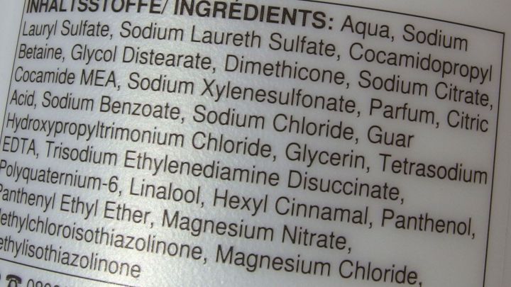 Eine Haarkur-Produktbeschreibung zeigt eine Liste von Inhaltsstoffen, die f&uuml;r die Haarpflege verwendet werden.