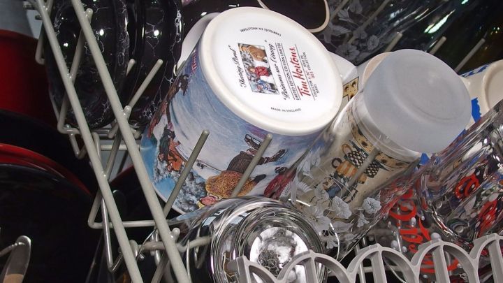 Ein voll beladener Geschirrsp&uuml;ler zeigt verschiedene Geschirre, die zum Geschirrreinigen vorbereitet sind.