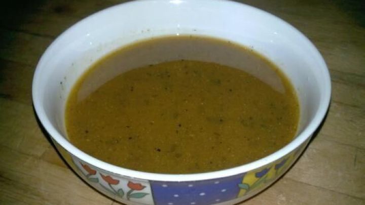 Eine Kr&auml;uter-Vinaigrette liegt in einer bunten Sch&uuml;ssel und verbindet w&uuml;rzige Aromen in einer fl&uuml;ssigen Mischung.