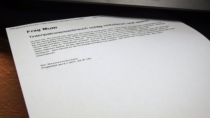 Ein Blatt Papier liegt auf einem Tisch. Darauf steht ein Text &uuml;ber Tintenpatronenverbrauch und Tipps zum Sparen.