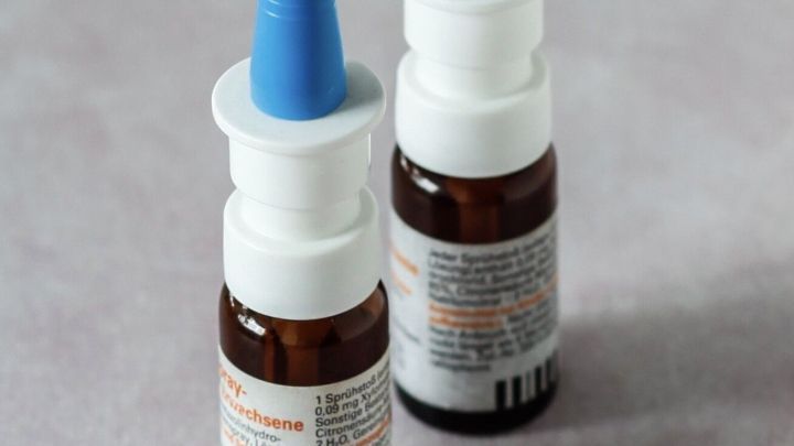 Zwei Flaschen Nasenspray stehen nebeneinander auf einem neutralen Untergrund, bereit zur Anwendung bei einer Nasenspray-Sucht.