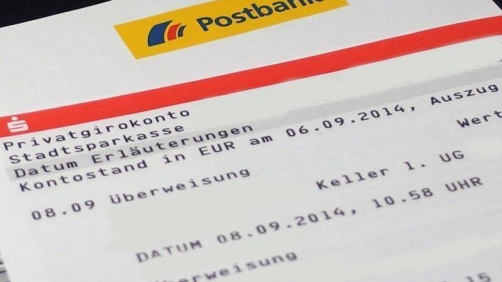 Ein Kontoauszug zeigt Kontodaten von zwei Girokonten, ausgestellt von der Postbank, im Kontext einer Banktransaktion.