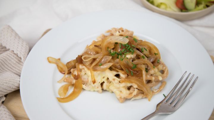 Schw&auml;bische K&auml;sesp&auml;tzle nach Originalrezept selbstgemacht &ndash; mit goldbraunen R&ouml;stzwiebeln.