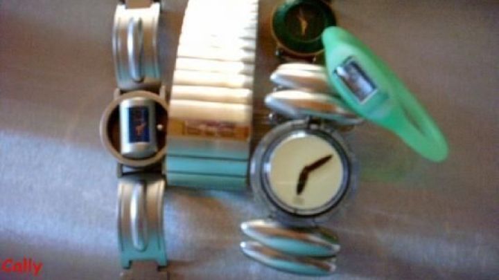 Mehrere Uhren liegen auf einem Tuch, einige mit digitaler und andere mit analoger Anzeige, bereit f&uuml;r den Batteriewechsel.