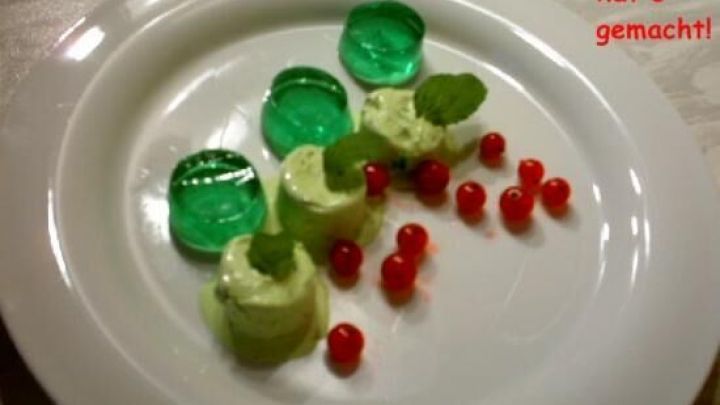 Minze-Eiscreme-Kugeln mit roten Beeren und Minzbl&auml;ttern dekoriert auf einem wei&szlig;en Teller; Text: "Cally hat's gemacht!".