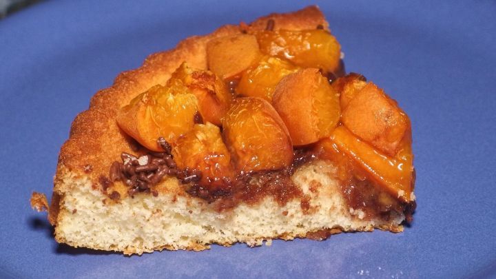 Ein St&uuml;ck Kuchen liegt auf einem blauen Teller, w&auml;hrend fruchtige Toppings diesem klassischem Dessert neuen Schwung verleihen.