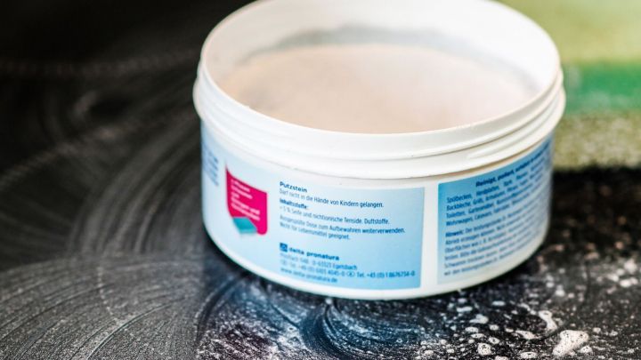 Ein Putzstein steht offen auf einer sauber gewischten Fl&auml;che, w&auml;hrend ein Schwamm daneben bereit ist, ihn zum Putzen zu verwenden.