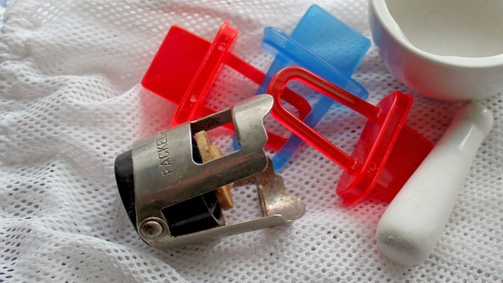 Ein Mini-Ger&auml;t mit bunten Halterungen liegt auf einem Tuch, bereit zum Einsatz in der Sp&uuml;lmaschine.