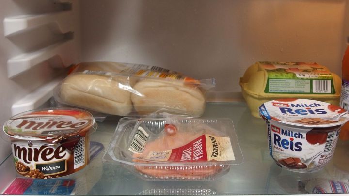 Im K&uuml;hlschrank liegen mehrere Lebensmittel wie Joghurt und belegte Br&ouml;tchen, die m&ouml;glicherweise vergessen wurden.