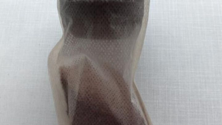 Teefilterhalter h&auml;lt einen gef&uuml;llten Gefrierbeutel &uuml;ber einem wei&szlig;en Hintergrund. Text: 15/08/2011 13:21.