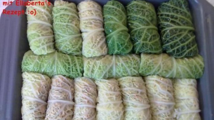 Kohlrollen liegen in Reihen in einer Backform. Text: "Cally hat's gemacht, mit Elloberta's Rezept :o)".