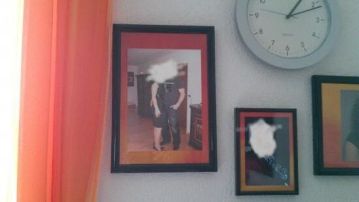 Im Fotorahmen h&auml;ngt ein Bild mit einem farblich passenden Hintergrund, umgeben von weiteren Rahmen an der Wand.