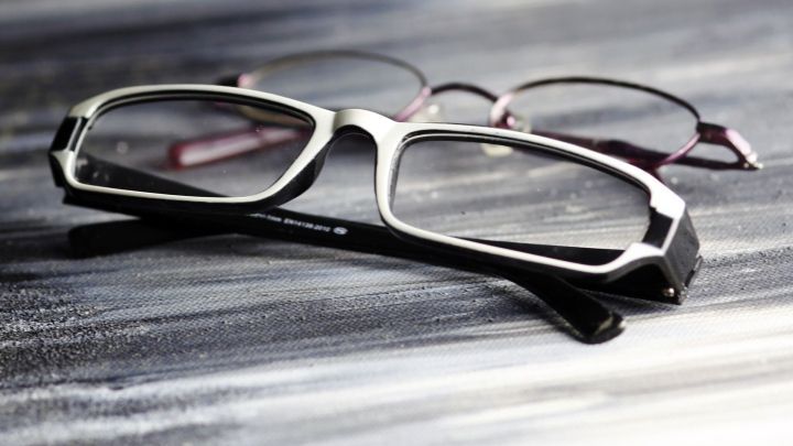 Zwei Brillen liegen auf einer grauen, strukturierten Oberfl&auml;che und warten darauf, zum Optiker gebracht und gespendet zu werden.