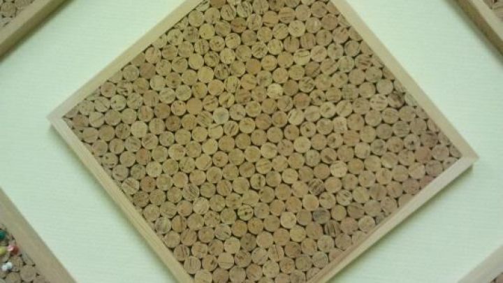 Eine Pinnwand aus Weinkorken ist an der Wand befestigt, bietet Platz zum Anheften und ist kreativ gestaltet.