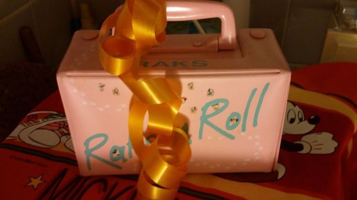 Eine bunte Tasche mit einem orangefarbenen Wollfaden markiert, um Gep&auml;ckst&uuml;ck leicht zu erkennen.