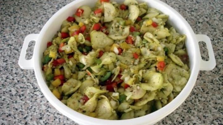 Bunter Zucchinisalat s&uuml;&szlig;-sauer: Hier siehst du das Ergebnis des einfachen Rezepts mit frischen Paprika und knackigen Zucchinischeiben.