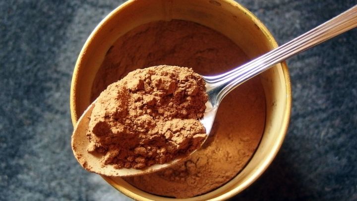 Zimt liegt in einer Schale, w&auml;hrend ein L&ouml;ffel eine Portion entnimmt, ideal zur Vertreibung von Kellerasseln.