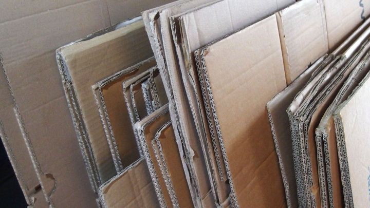 Stapel aus Kartons liegen ordentlich &uuml;bereinander, bereit f&uuml;r einen Umzug, um Dinge sicher zu transportieren.