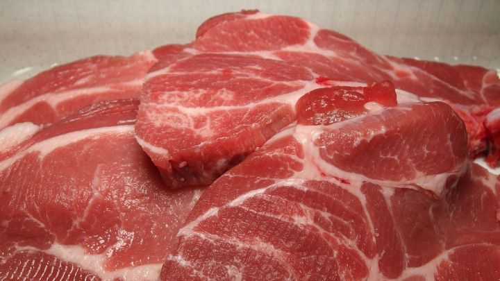 Saftiges, abgepacktes Fleisch liegt gestapelt auf einer Fl&auml;che, bereit zum Kauf mit Rabatt, um zu sparen.