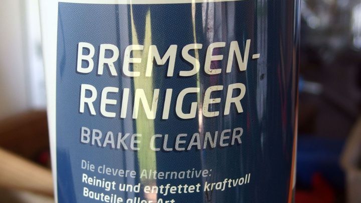 Eine Flasche Bremsenreiniger steht stabil auf einer Oberfl&auml;che und bietet eine starke L&ouml;sung zur Entfernung von Fett und Schmiere.