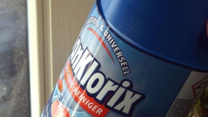 Ein Klorix-Reiniger steht nahe einem Fensterrahmen, bereit zum leichten S&auml;ubern der verschmutzten Oberfl&auml;che.