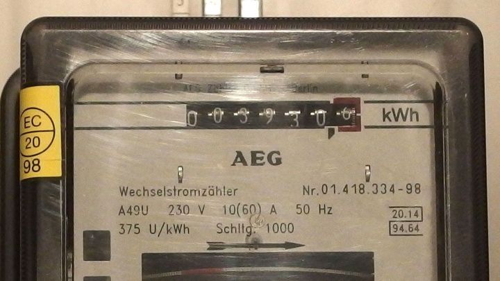 Ein Stromz&auml;hler misst den Verbrauch von elektrischem Strom, sichtbar in einem Wohnraum oder B&uuml;ro.