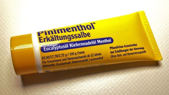 Eine Tube Erk&auml;ltungsalbe liegt auf einem hellen Hintergrund, bereit zur Anwendung, um die Biotonne madenfrei zu halten.