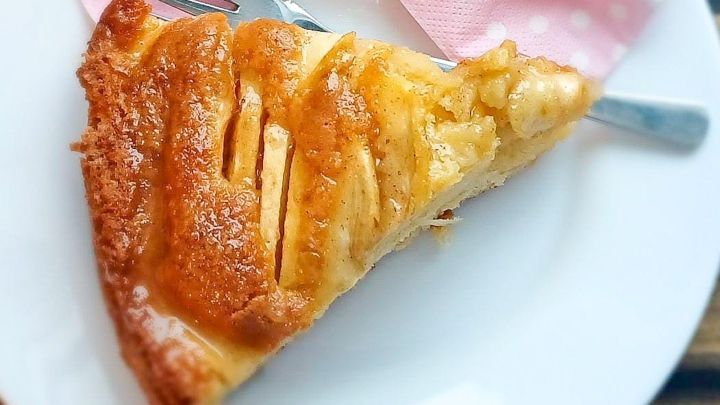 Ein St&uuml;ck mexikanischer Apfelkuchen liegt auf einem wei&szlig;en Teller mit einer Gabel, daneben eine pinke Schleife.