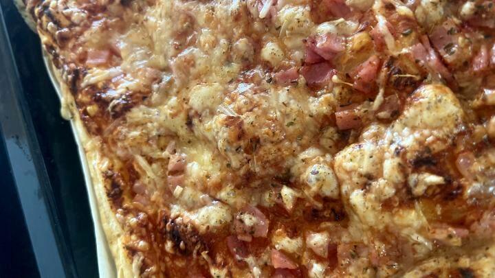 Knuspriger Bl&auml;tterteig, saftiger Schinken und w&uuml;rziger K&auml;se &ndash; mit diesem Rezept zauberst du blitzschnelle, leckere Pizzasnacks.