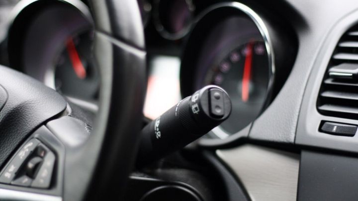 Ein Steuerhebel im Auto aktiviert den Tempomat, w&auml;hrend das Cockpit mit verschiedenen Instrumenten ausgestattet ist.