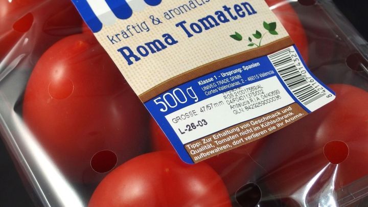 Packung mit Roma-Tomaten, die 500 g wiegen. Preisetikett sichtbar, im Supermarkt verpackt und bereit zum Verkauf.