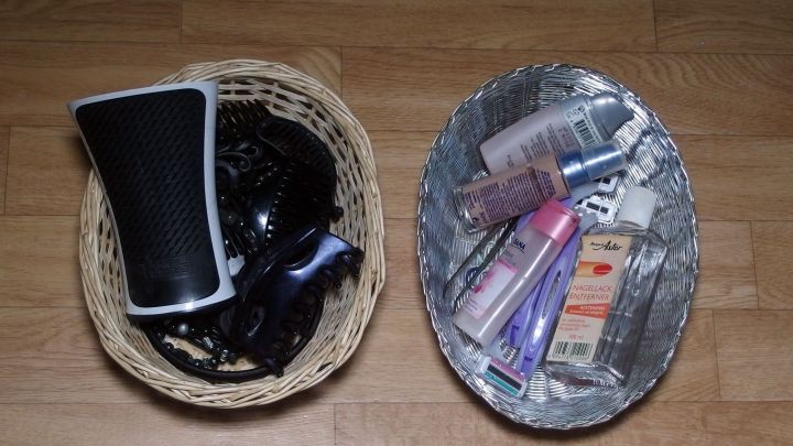 K&ouml;rbchen auf dem Boden enthalten Kosmetikprodukte und pers&ouml;nliche Gegenst&auml;nde, die zur Haushaltsorganisation dienen.