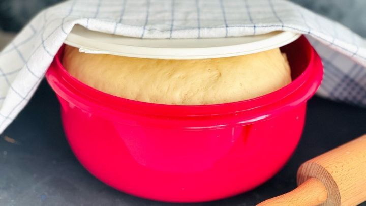 Perfekter Hefeteig gelingt mit der richtigen Gehzeit: Unter einem Tuch zeigt die abgedeckte Sch&uuml;ssel, wie der Teig aufgeht. Die Tipps im Artikel helfen dir, den besten Hefekuchen zu backen.