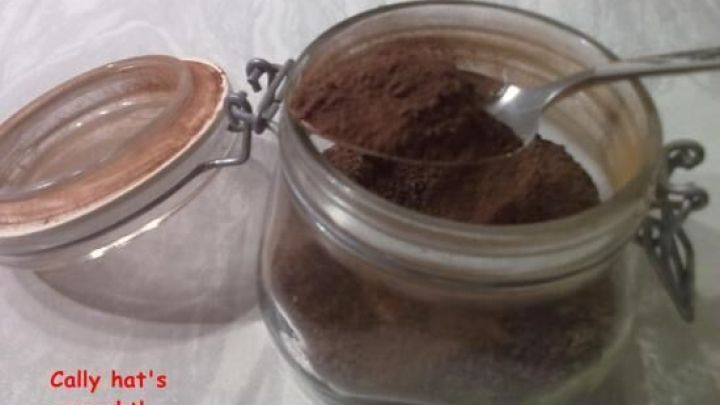 Ein Glas mit k&ouml;stlichem Pilzpulver ist ge&ouml;ffnet, w&auml;hrend ein L&ouml;ffel darin liegt, um es im Alltag zu verwenden.