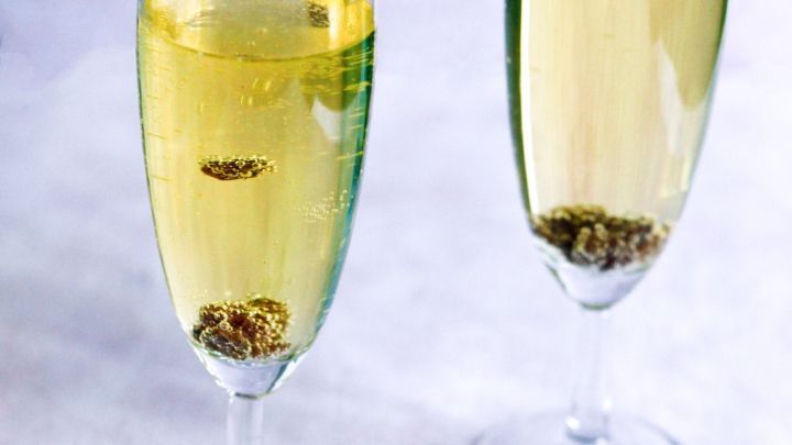 Sektgl&auml;ser mit tanzenden Rosinen, die in sprudelndem Getr&auml;nk aufsteigen und f&uuml;r festliche Stimmung sorgen.