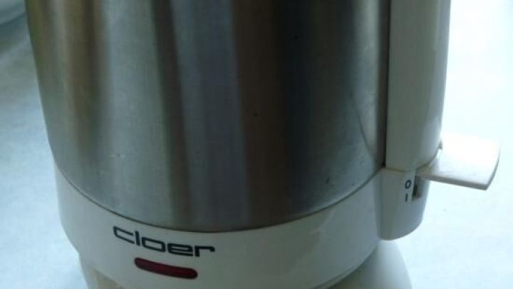 Eine K&uuml;chenwaage steht auf einer Arbeitsfl&auml;che und zeigt eine digitale Anzeige, ideal zum pr&auml;zisen Abmessen von Zutaten.