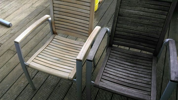 Zwei Holzgartenm&ouml;bel stehen nebeneinander, eines ist sauber und das andere schmutzig, auf einem Holzdeck.