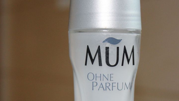 Ein Deo-Roller steht im Vordergrund, gef&uuml;llt mit Bastelkleber, vor einem unauff&auml;lligen Hintergrund. Text: "MUM OHNE PARFUM".
