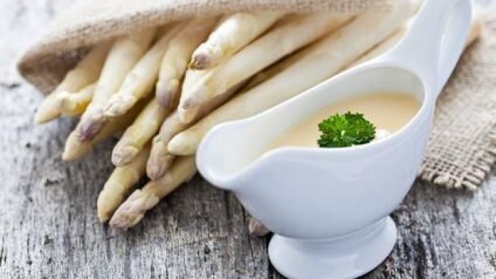 Mit diesem Tipp rettest Du geronnene Sauce Hollandaise ganz einfach und genie&szlig;t sie perfekt zu frischem Spargel wie auf dem Bild.