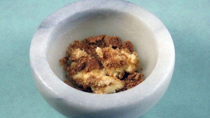 Butter mit Spekulatius einfach im M&ouml;rser vermengen: So zauberst du einen besonderen Brotaufstrich f&uuml;r die Weihnachtszeit.