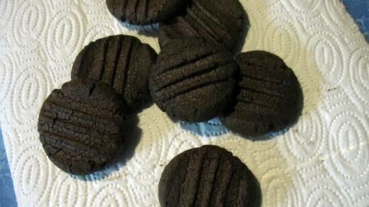 Mit diesem Rezept gelingen dir schnelle Kakaopl&auml;tzchen &ndash; perfekt f&uuml;r den spontanen Schokohunger wie auf dem Bild.