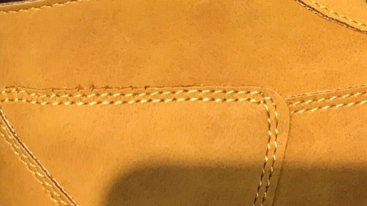 Ein Wildlederschuh mit speckigen Flecken wird in einem hellen Ambiente pr&auml;sentiert, der Schuh ist deutlich sichtbar.